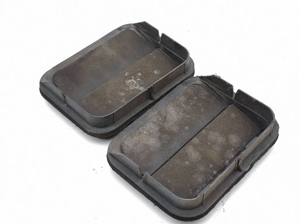 Quarter panel pressure vent F2AB280B62AB