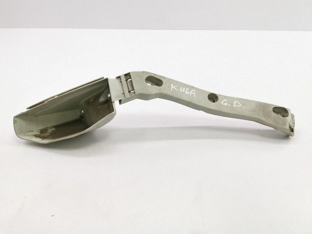 Rear bumper mounting bracket 8V4117A881A