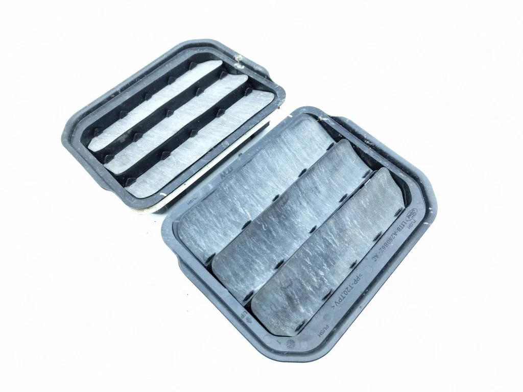 Quarter panel pressure vent 1TBA280B62AC