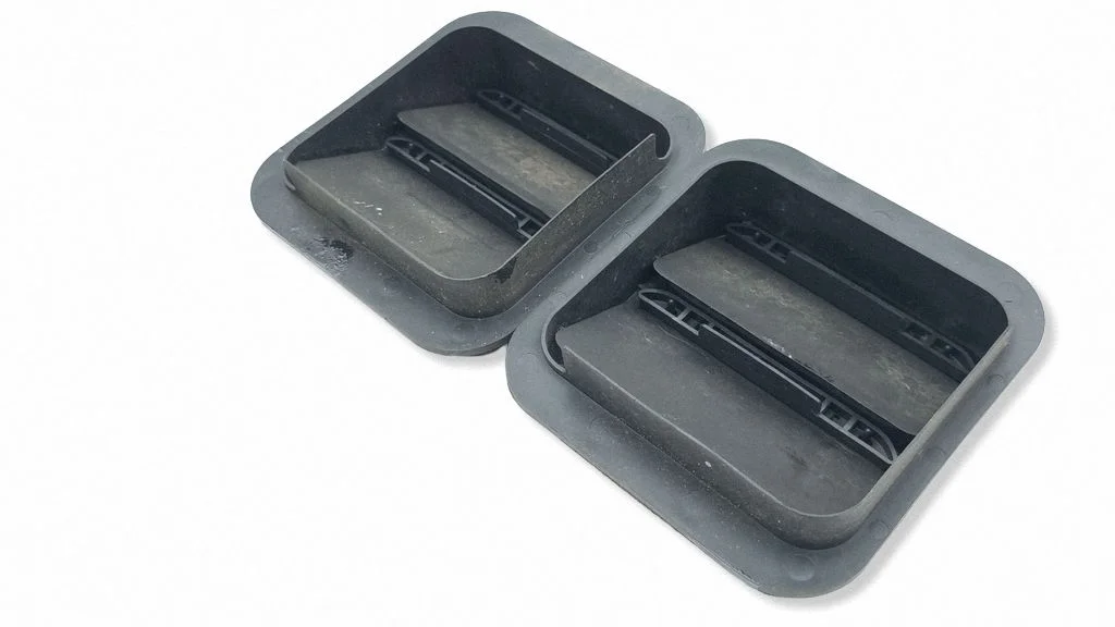 Quarter panel pressure vent 72651AE010