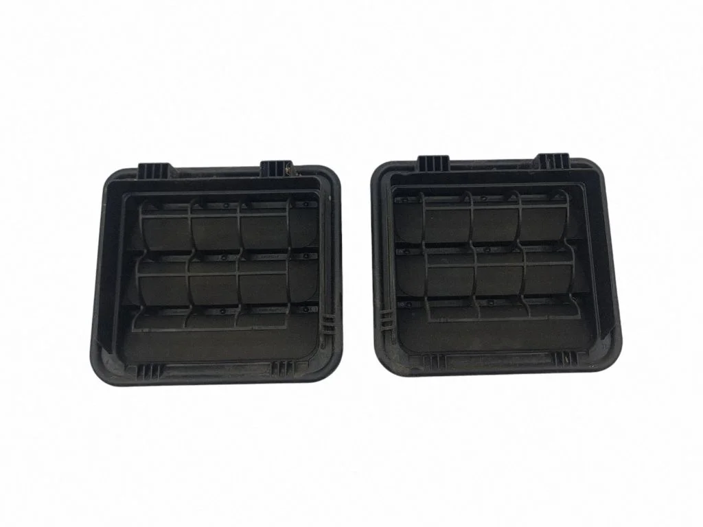 Quarter panel pressure vent 81364548