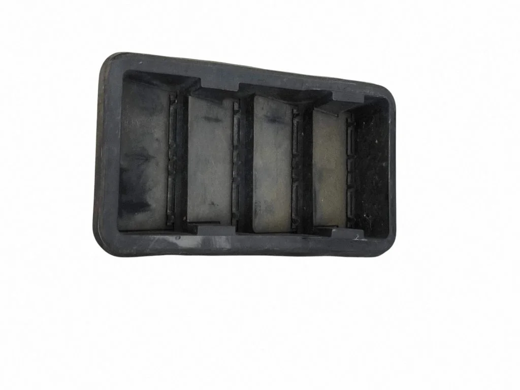 Quarter panel pressure vent – right