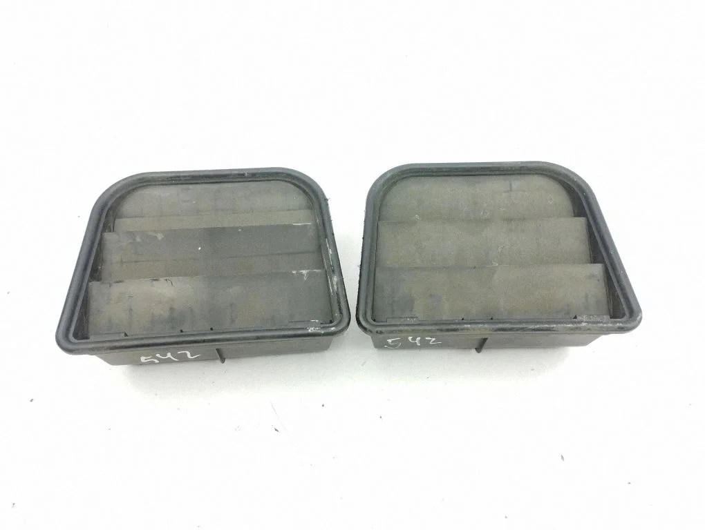 Quarter panel pressure vent 31291229