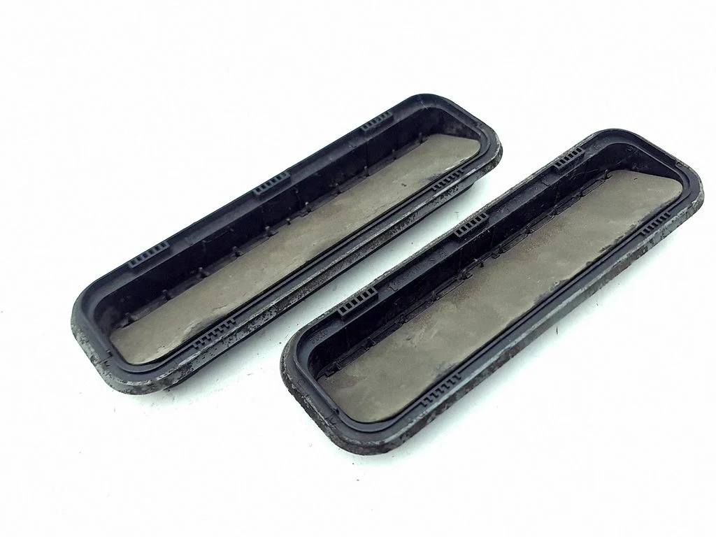 Quarter panel pressure vent 975103M000