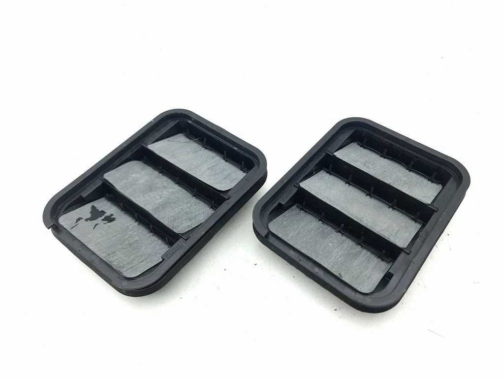 Quarter panel pressure vent 768046RS0A