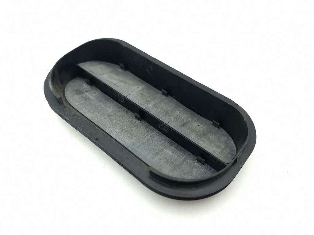 Quarter panel pressure vent 6R0819465A