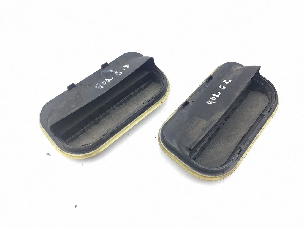 Quarter panel pressure vent A1698300342