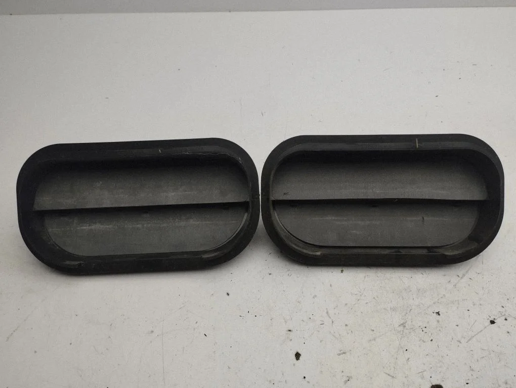 Quarter panel pressure vent 5E3819164