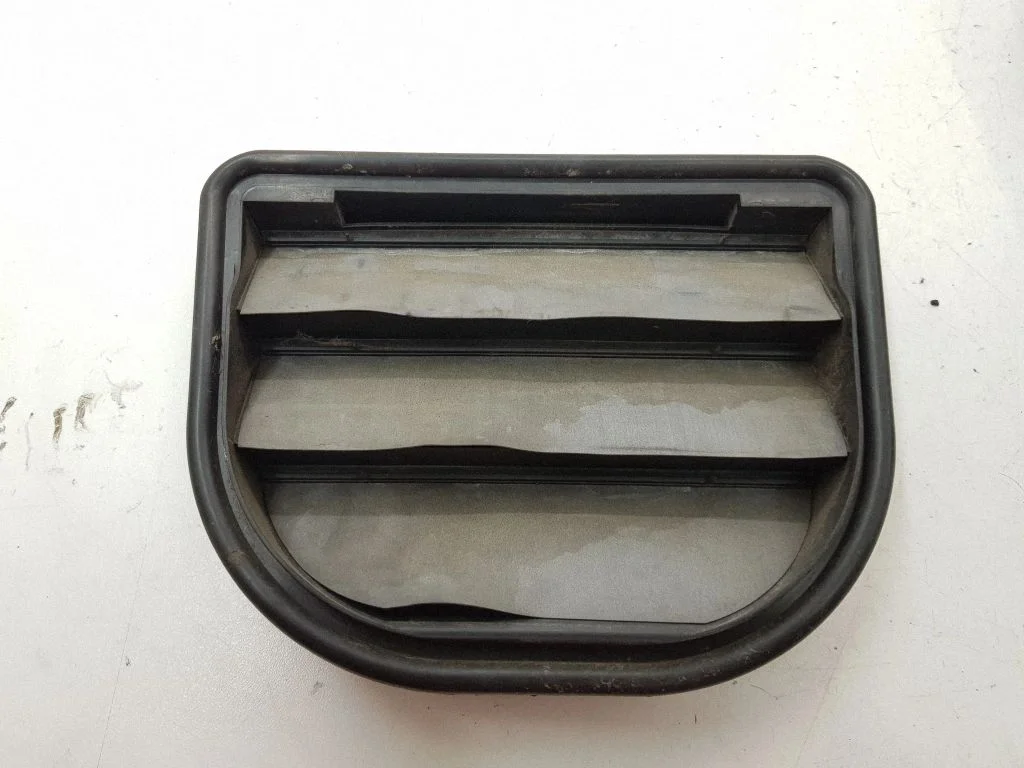 Quarter panel pressure vent