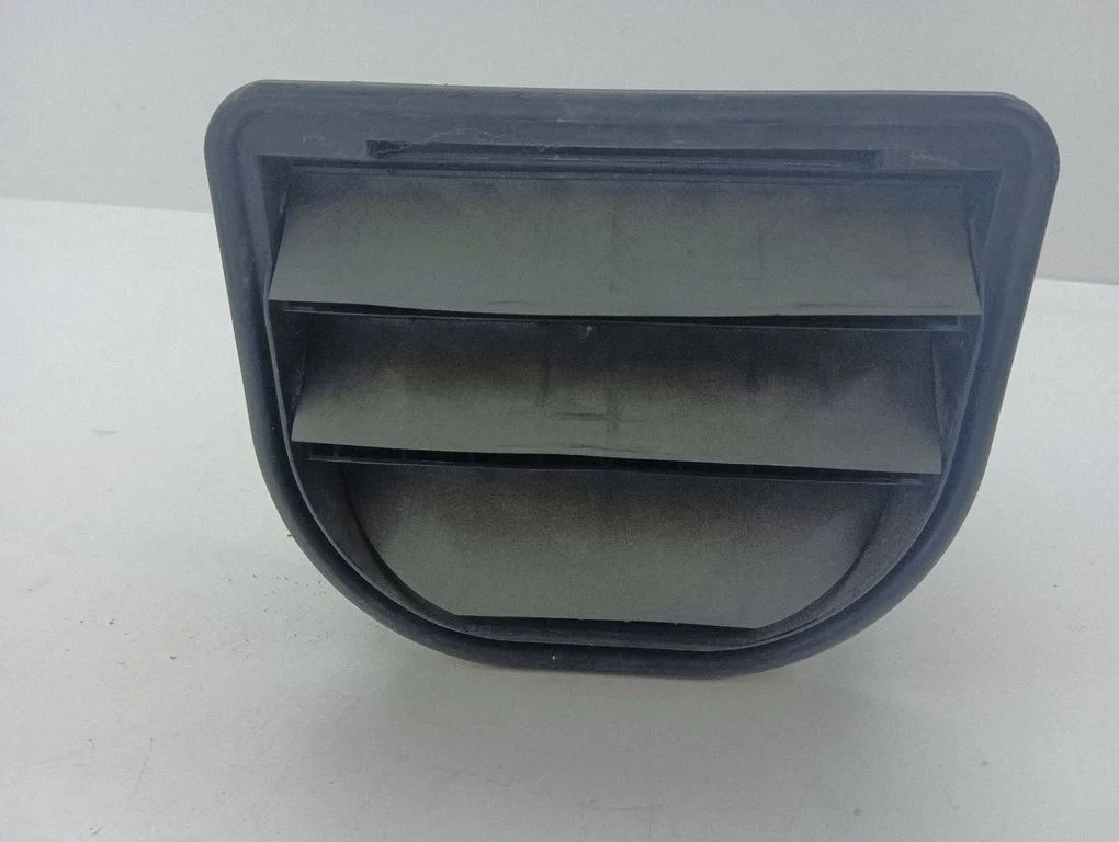 Quarter panel pressure vent 31101024