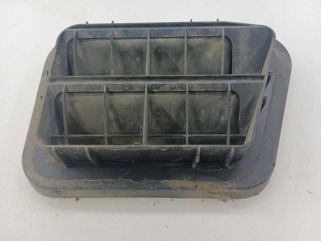 Quarter panel pressure vent 15189391