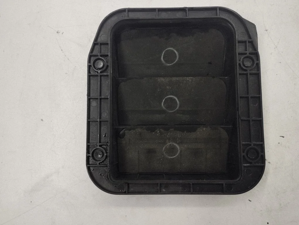 Quarter panel pressure vent 75450