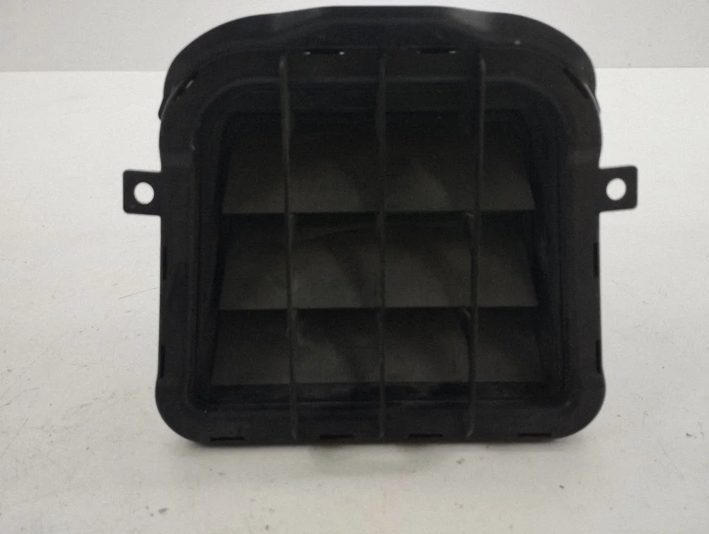 Quarter panel pressure vent ZSB4G8819301