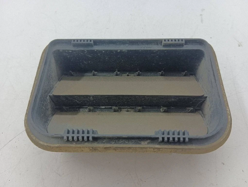 Quarter panel pressure vent – right