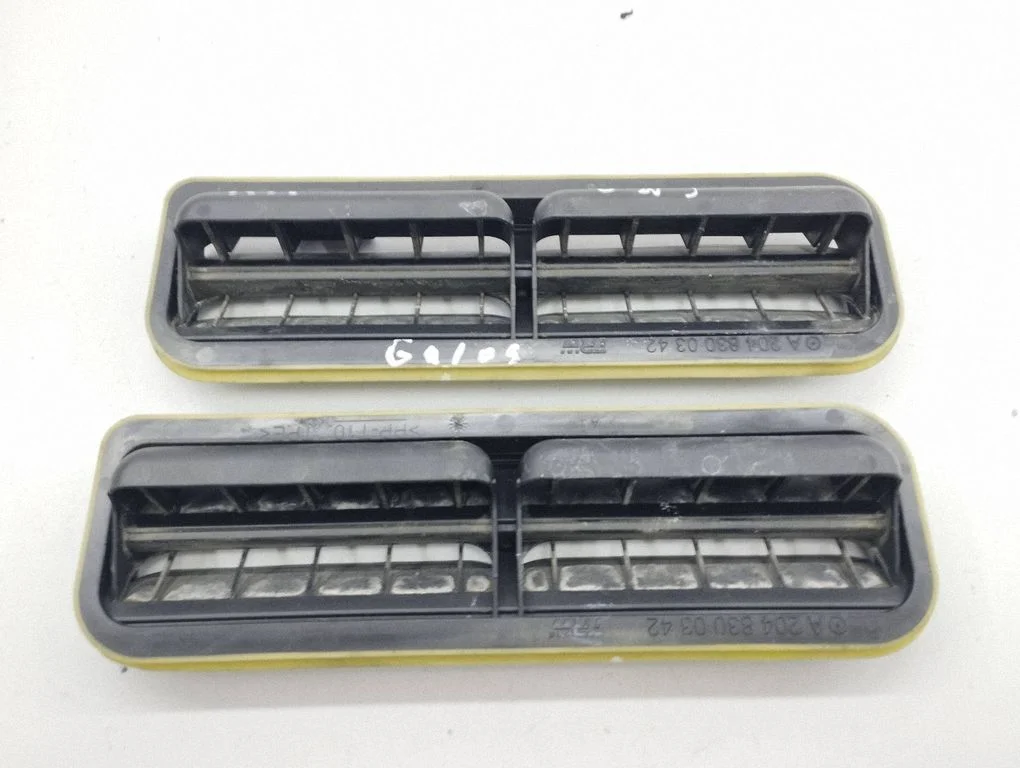 Quarter panel pressure vent A2048300342