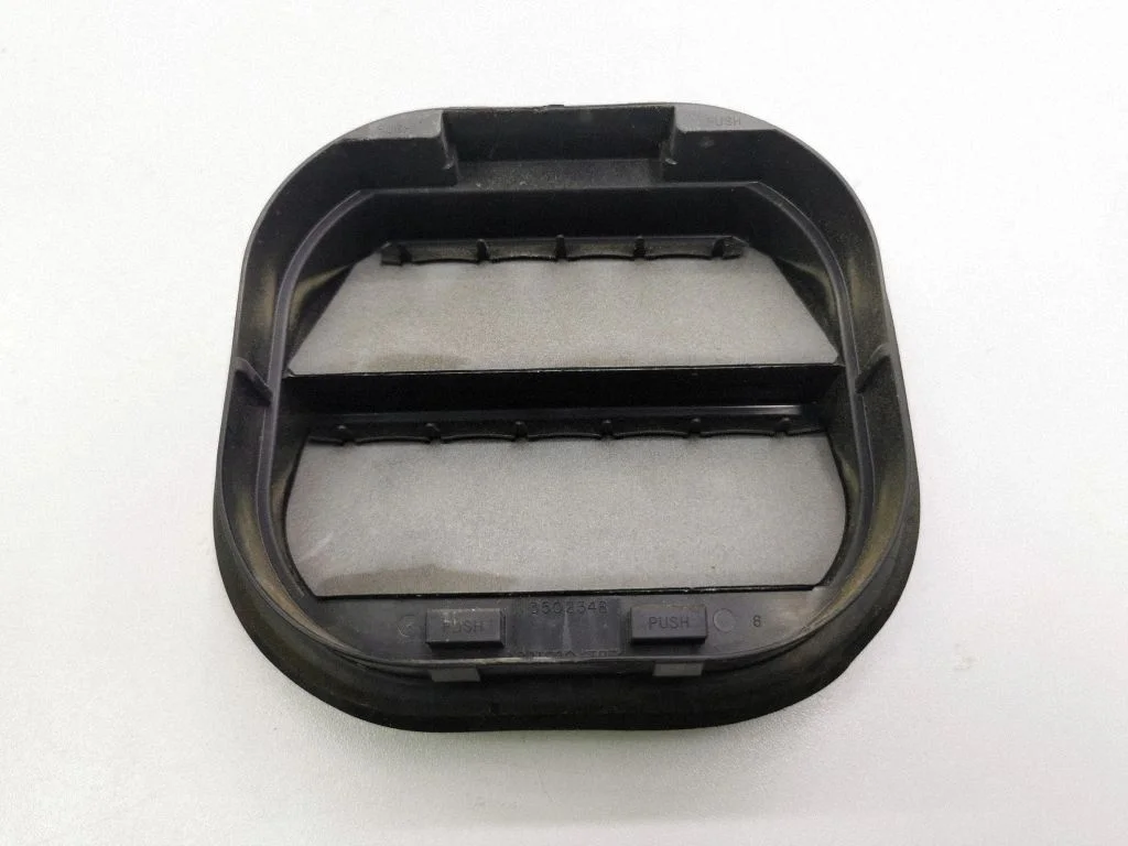 Quarter panel pressure vent 13502348