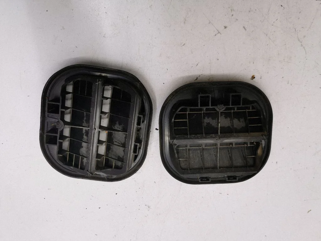 Quarter panel pressure vent 13502348