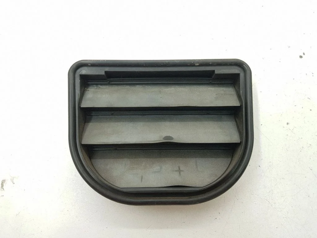 Quarter panel pressure vent – left