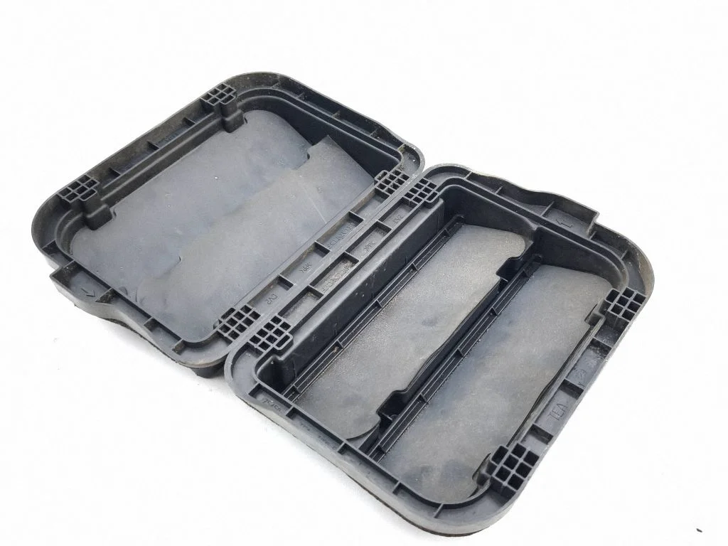 Quarter panel pressure vent 75450TEAT02050