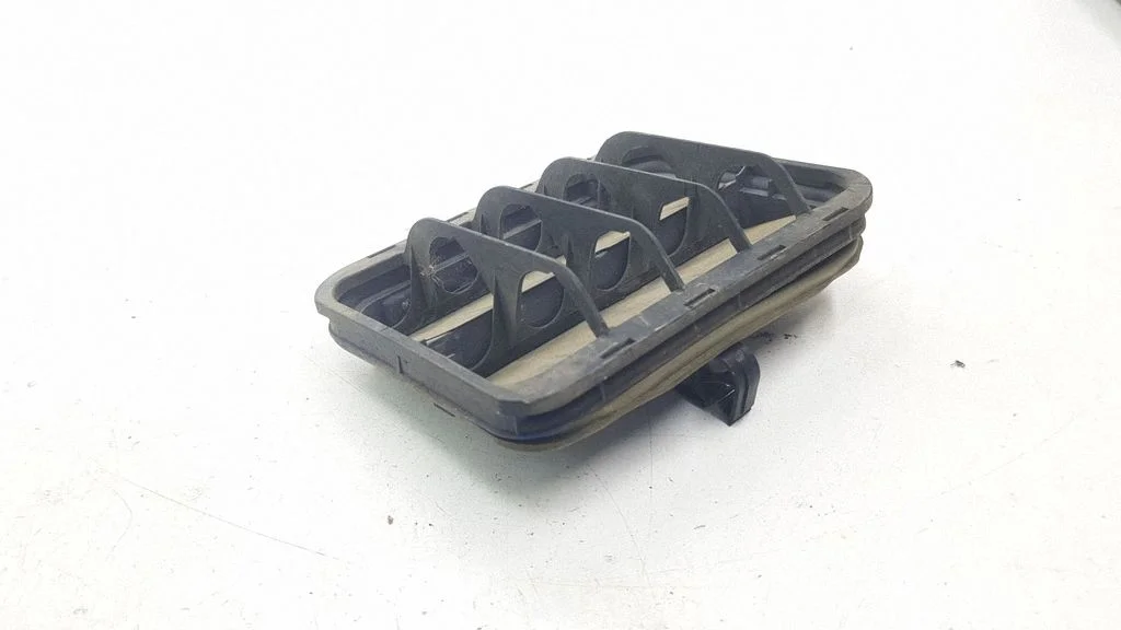 Quarter panel pressure vent 9653401280