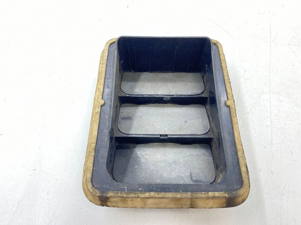 Quarter panel pressure vent 96384903