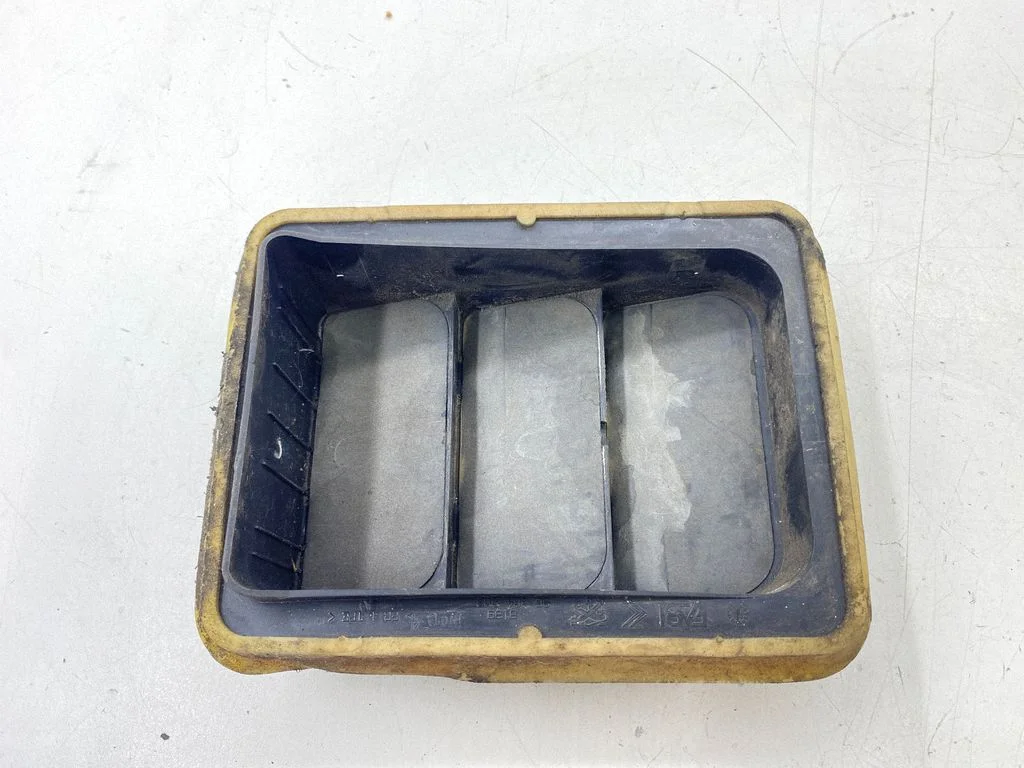 Quarter panel pressure vent 96384903