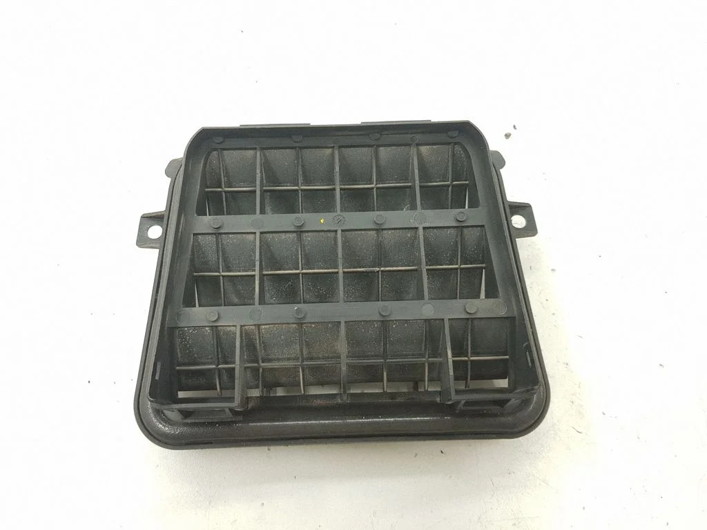 Quarter panel pressure vent 8K0819181B