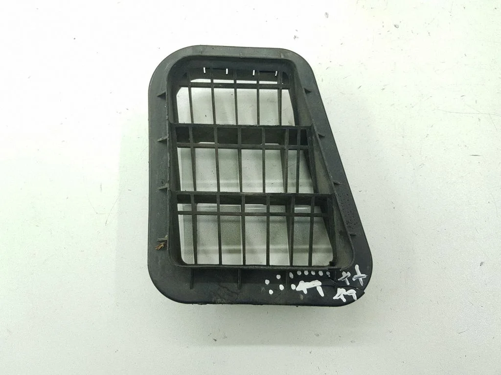 Quarter panel pressure vent 9751017000