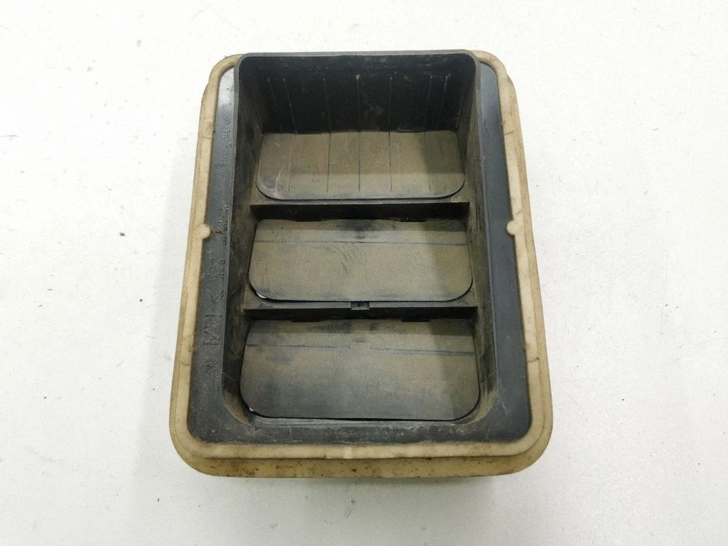Quarter panel pressure vent 96384909