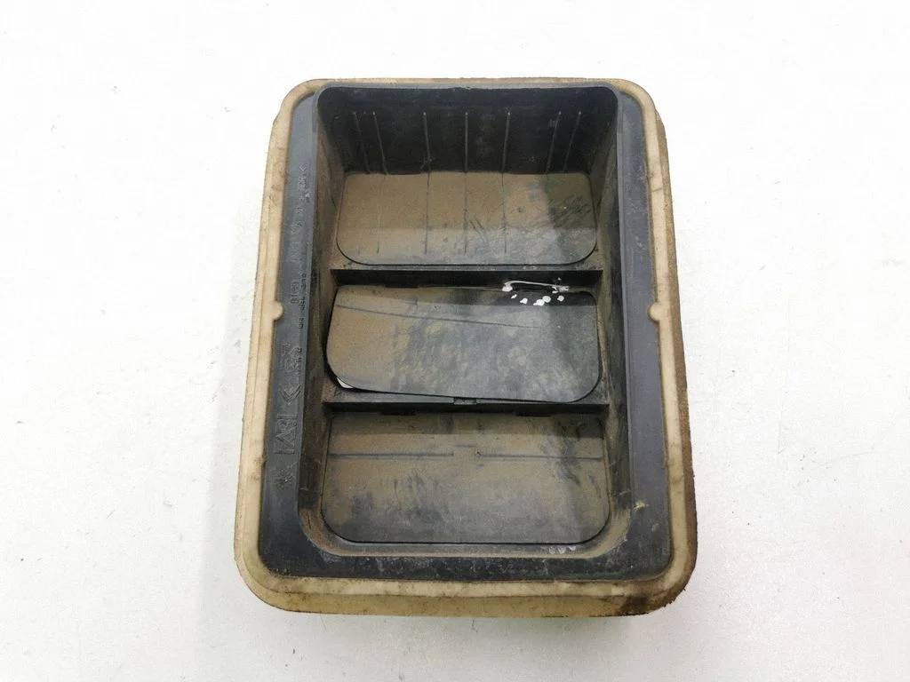 Quarter panel pressure vent 96384903