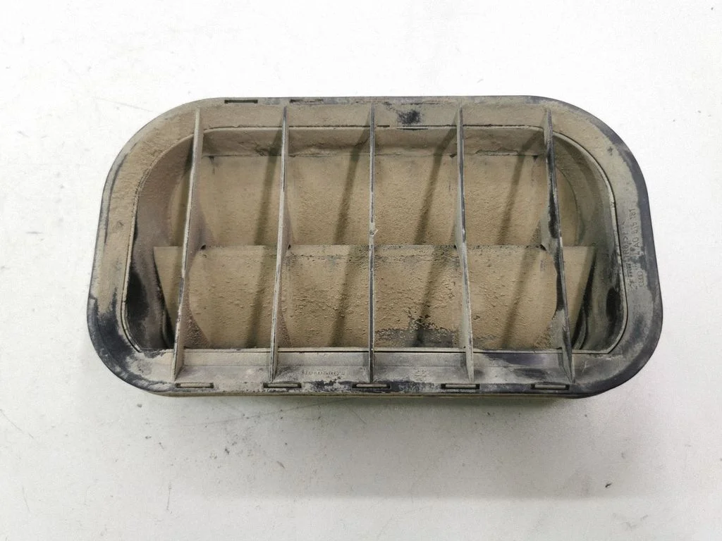 Quarter panel pressure vent 4A0819181