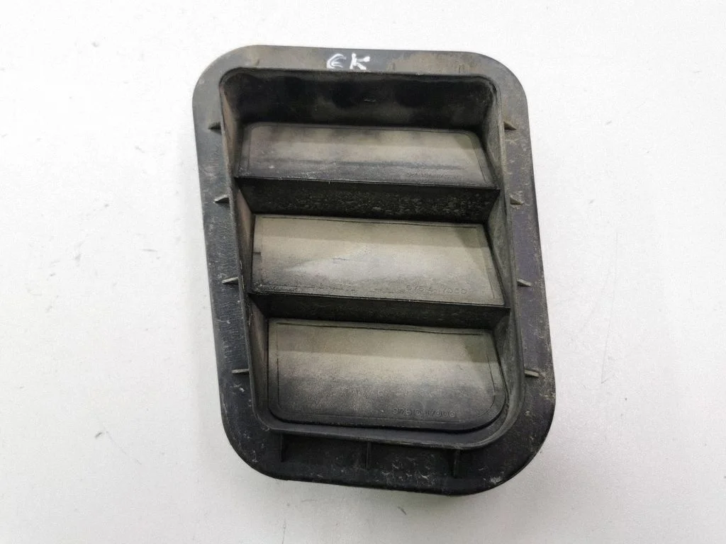 Quarter panel pressure vent 975102F200