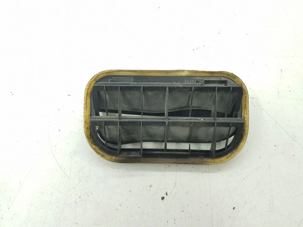 Quarter panel pressure vent – right