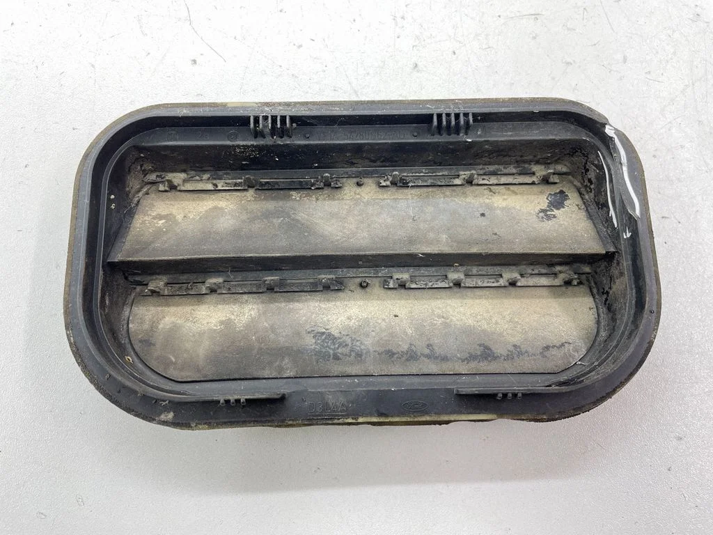 Quarter panel pressure vent YF1A54280B62AD
