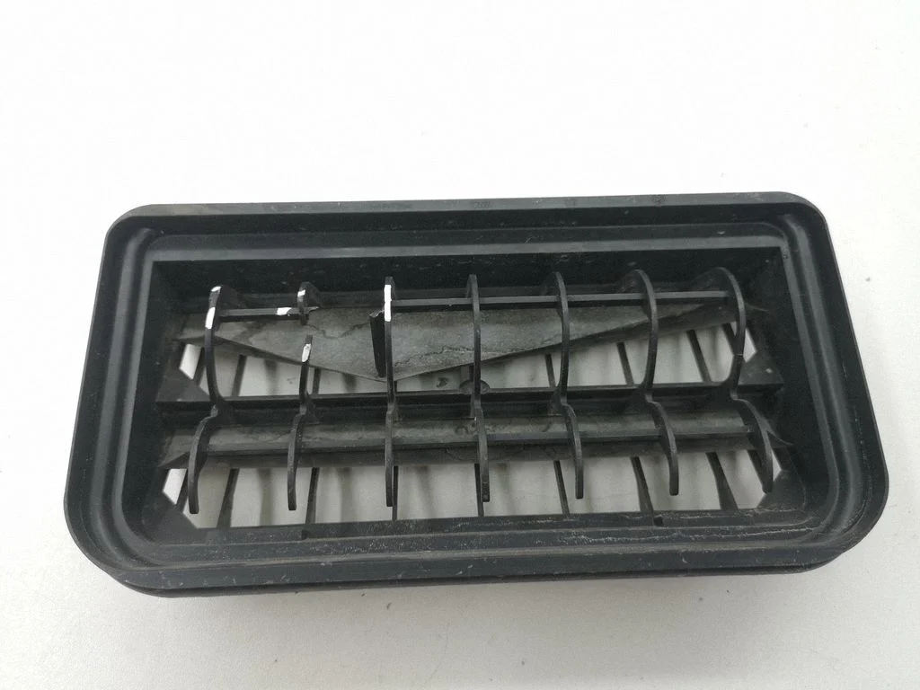 Quarter panel pressure vent 3C0819465