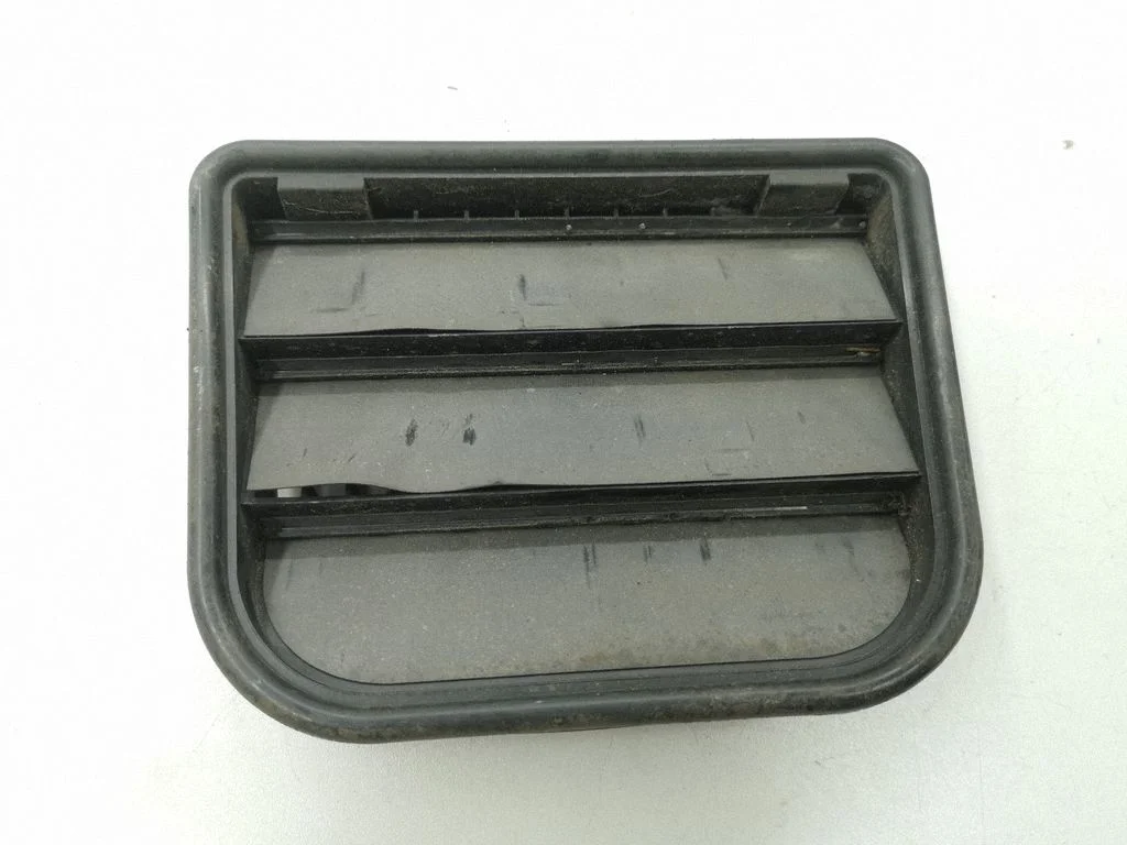 Quarter panel pressure vent – left