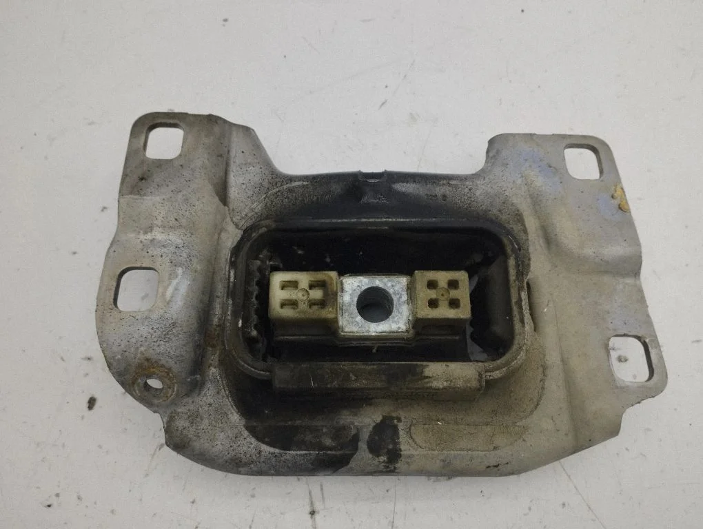 Gearbox mount 349325C