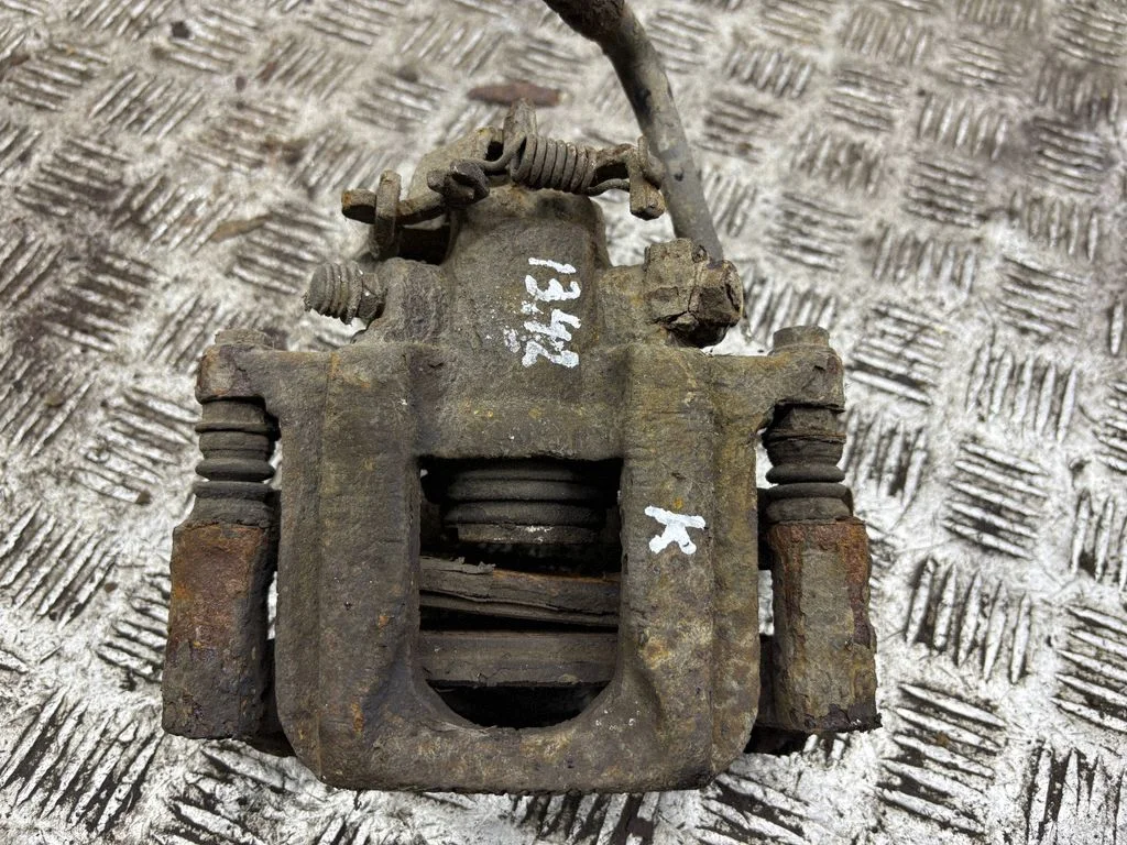 Tagumine pidurisadul – vasak