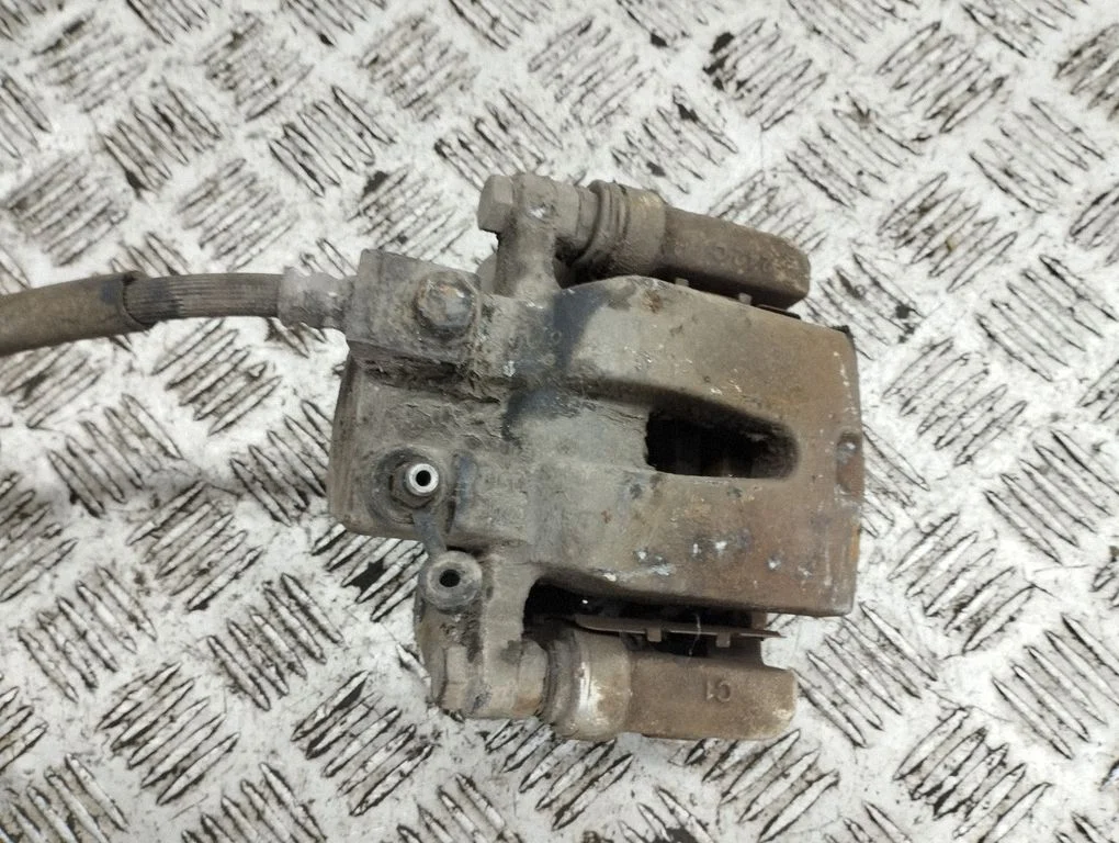 Rear brake caliper – rear right