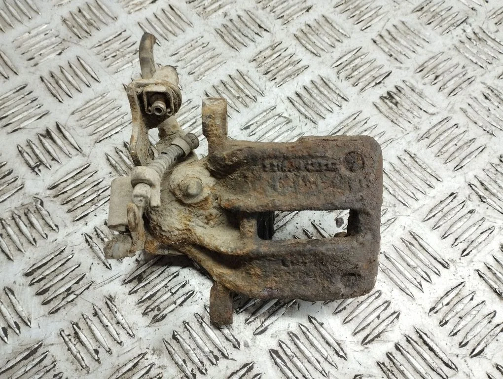 Rear brake caliper – rear right