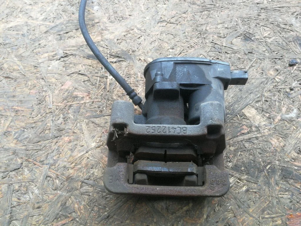 Tagumine pidurisadul 700LEKJA0737