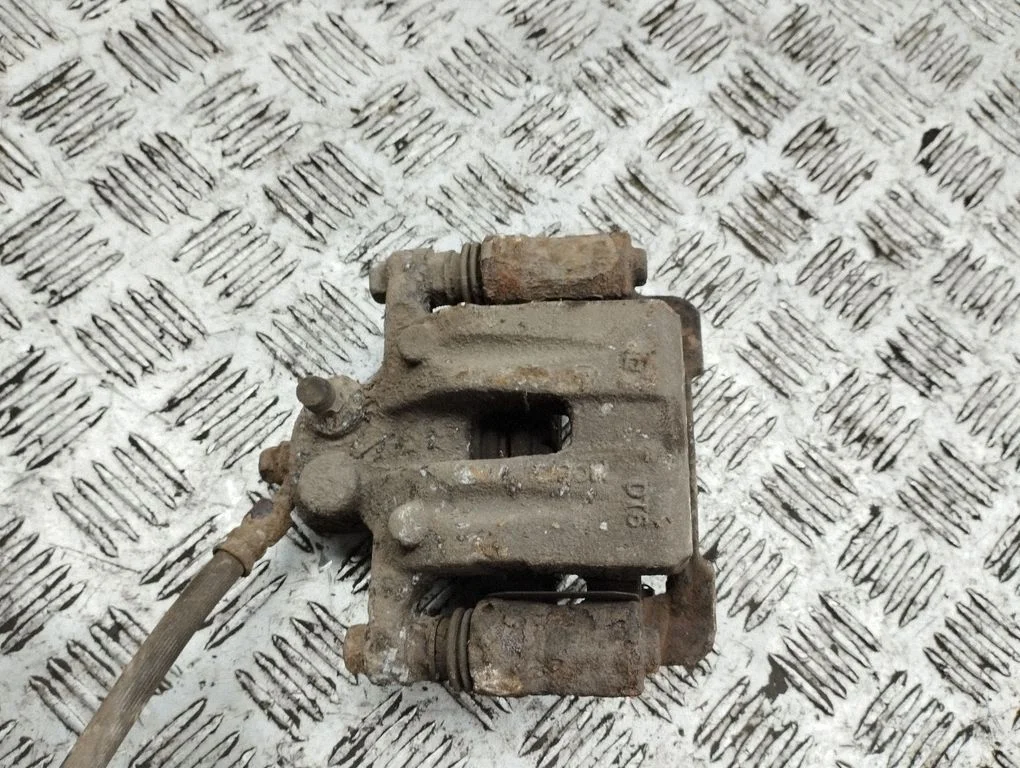Rear brake caliper – rear right