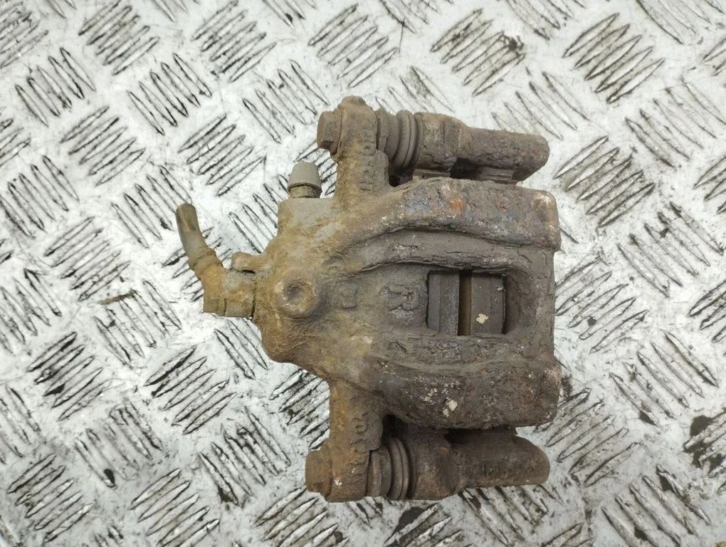 Rear brake caliper – rear right