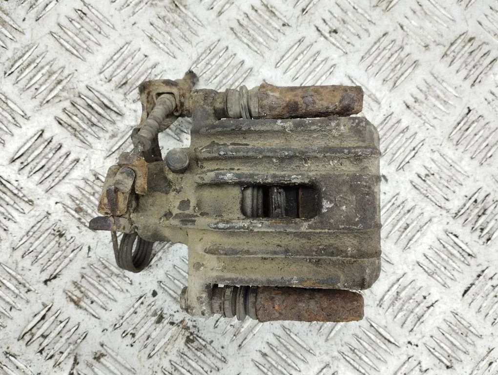 Rear brake caliper – rear right
