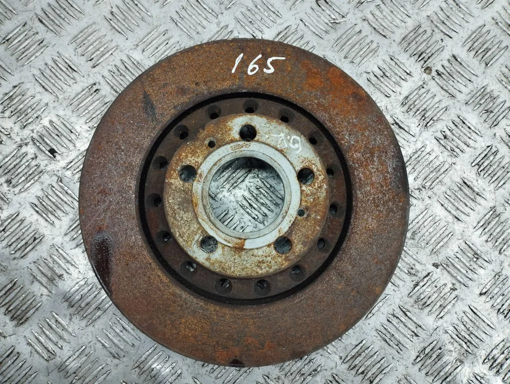 Aizmugurējais bremžu disks – kreisā