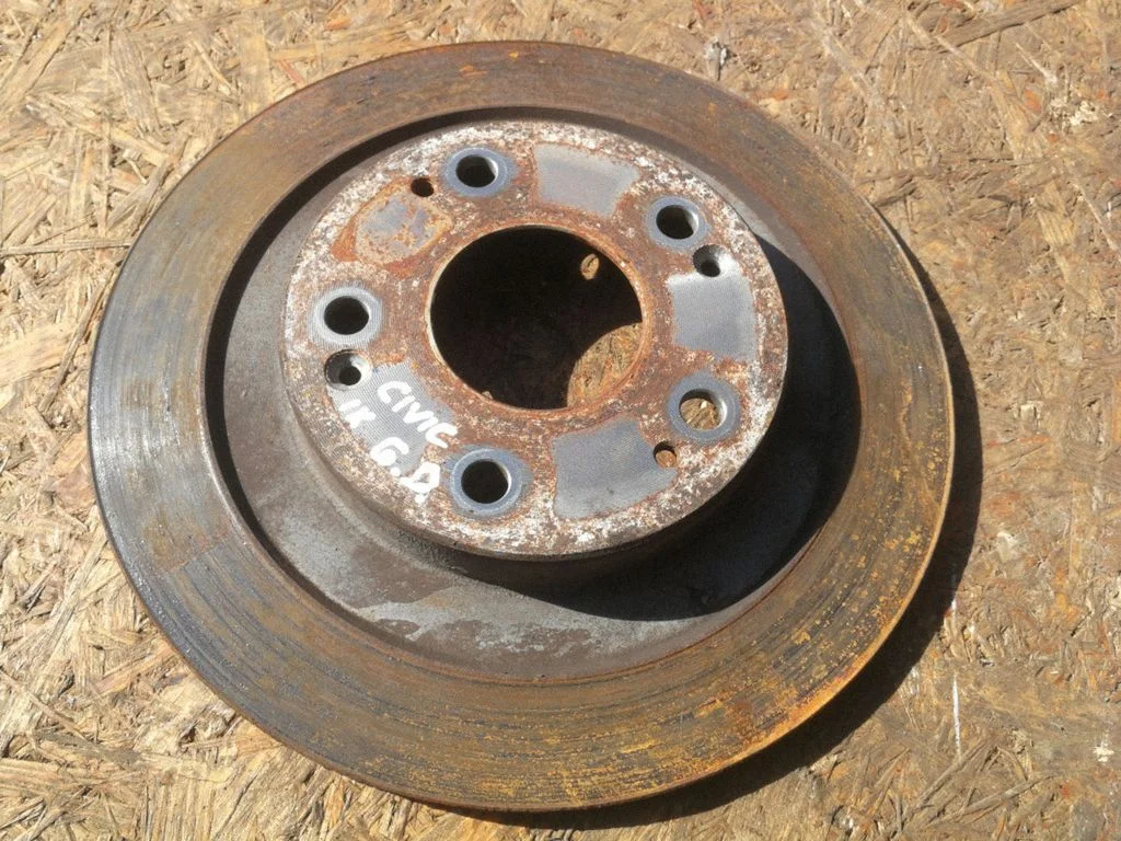 Aizmugurējais bremžu disks – labā