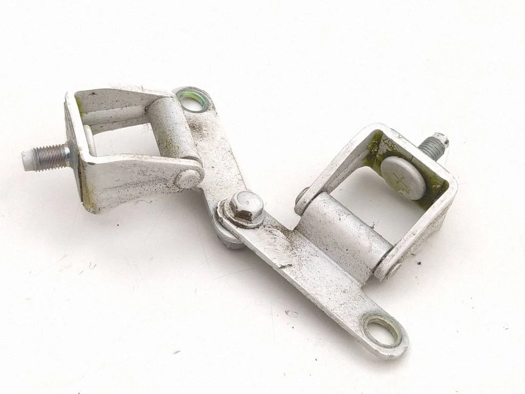 Tailgate/trunk/boot hinge