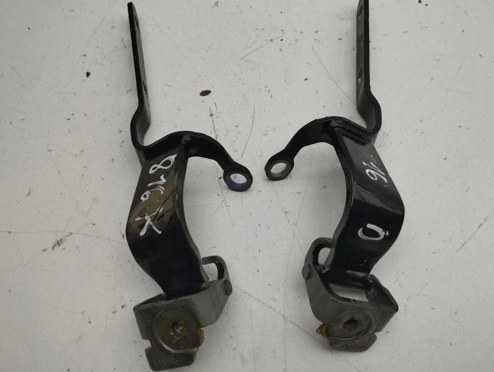Tailgate/trunk/boot hinge 4G8827299