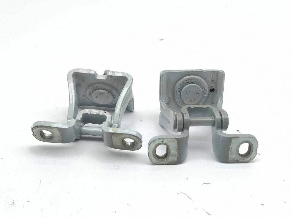 Tailgate/trunk/boot hinge