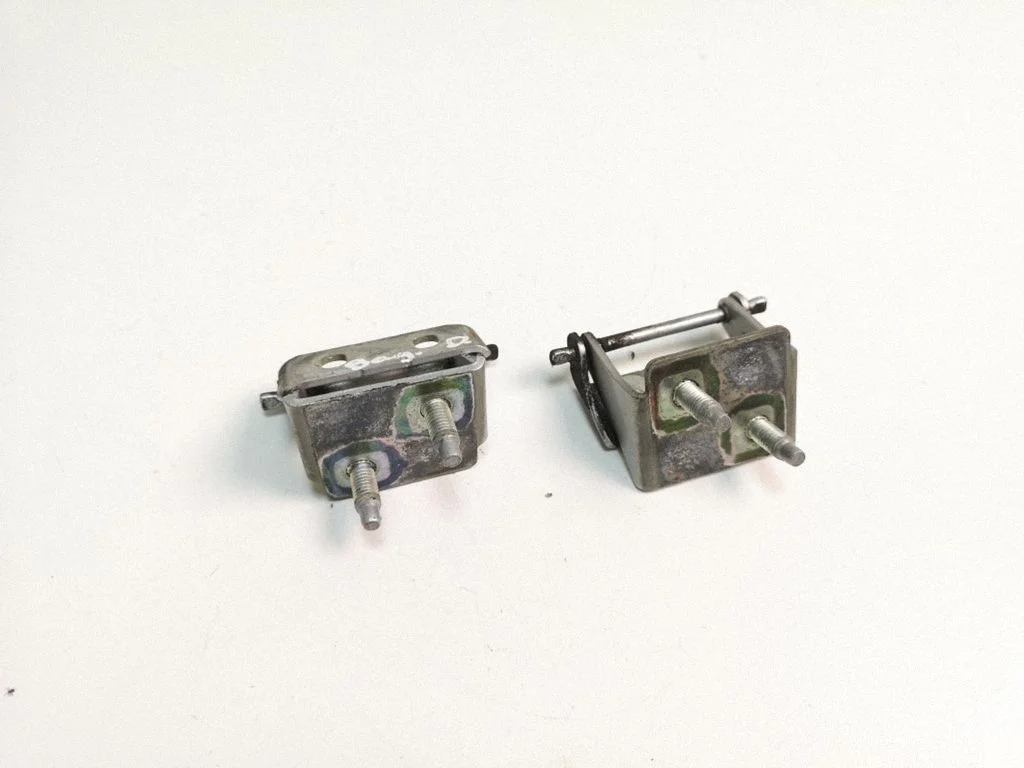Tailgate/trunk/boot hinge